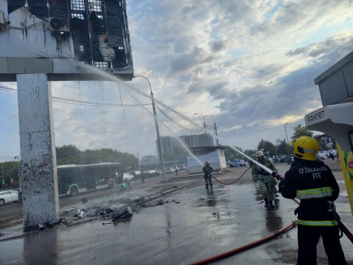 В Яккасарайском районе загорелся рекламный щит