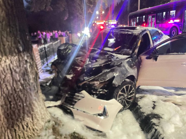 В Юнусабадском районе легковой автомобиль загорелся после столкновения