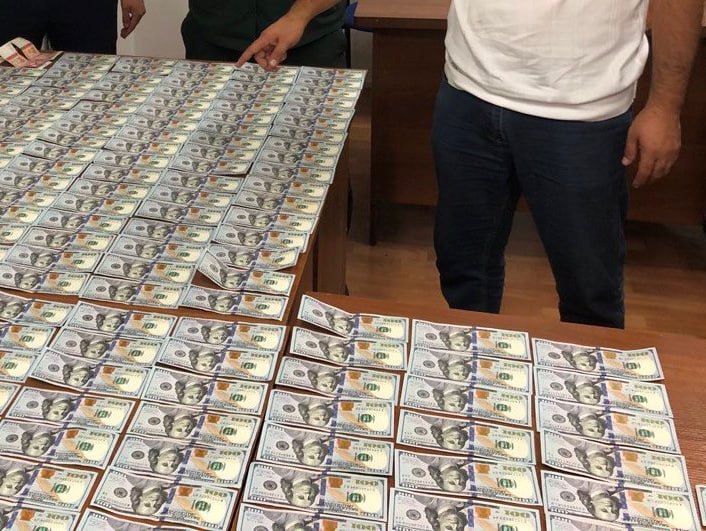 В Ташкентской области сотрудники таможни пресекли незаконный вывоз иностранной валюты