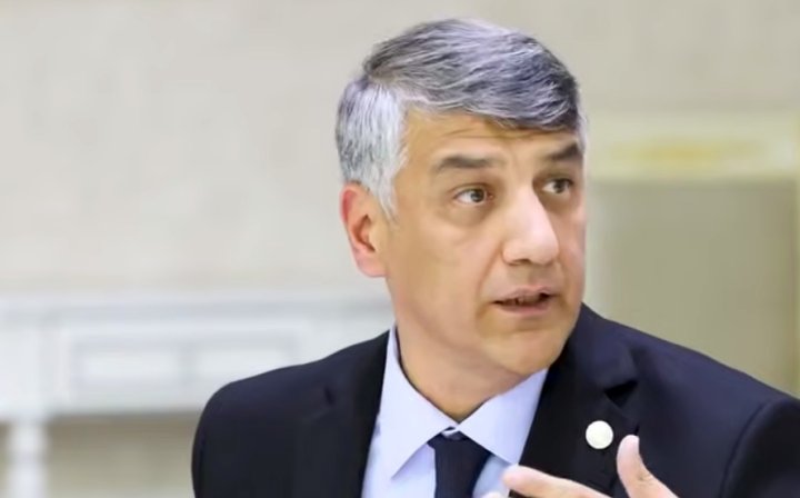 Alisher Qodirov O‘zbekistonda o‘qituvchilar 50 yoshdan pensiyaga chiqishini taklif qildi