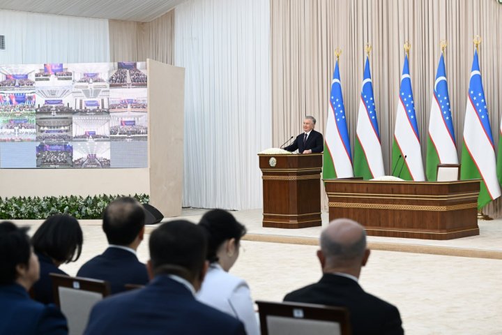 Президент Узбекистана объявил беспрецедентные меры поддержки педагогов