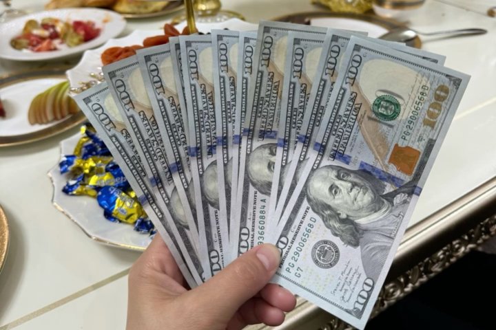 В Узбекистане курс доллара упал ниже 12 400 сумов