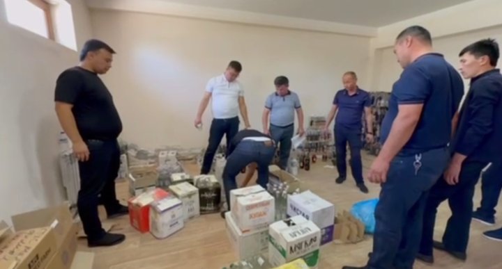 Под контролем сотрудников БПИ Самарканда произведено уничтожение 20 тыс. бутылок контрафактного алкоголя