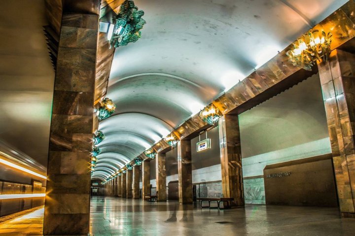 В Ташкентском метро группа молодых людей устроила дебош после концерта