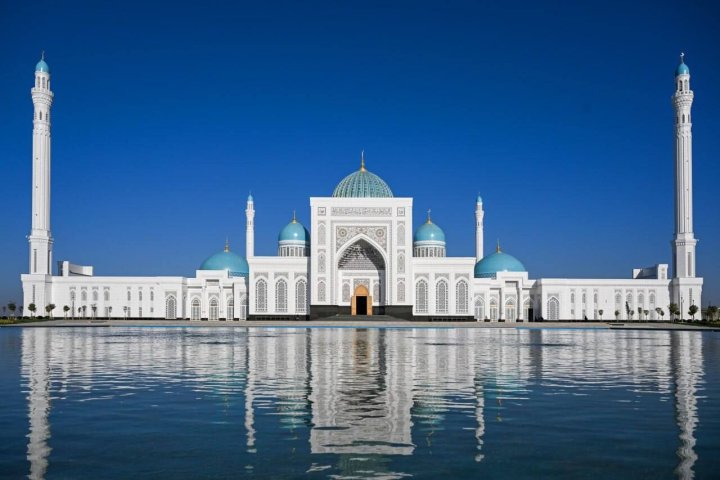 Президент Узбекистана начал поездку в Самарканд с посещения вновь построенного комплекса имама Бухари