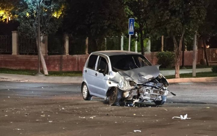 В Ташкенте электрокар на скорости протаранил Matiz и вырвал с корнем деревья