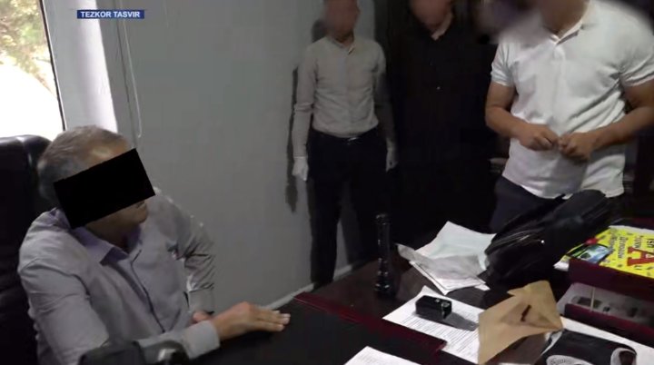 Сотрудники СГБ в Фергане задержали двух чиновников при получении взятки