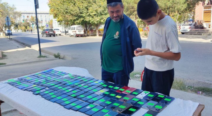 Hafta oxirida Jizzaxda musodara qilingan mobil telefonlar yarmarkasi bo‘lib o‘tdi