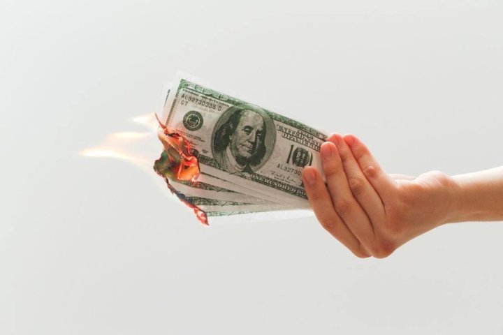 O‘zbekiston banklarida dollar sotib olish kursi 12 ming so‘mdan pastga tushdi