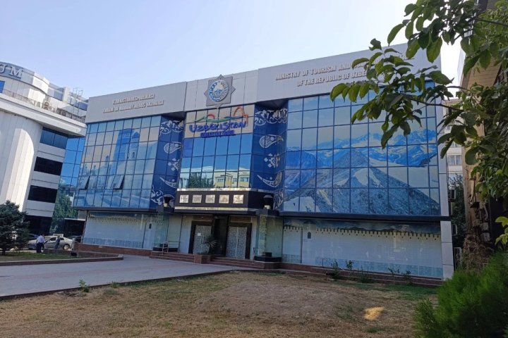 "Oybek" metrosi yaqinidagi "oltin" lot: Turizm qo‘mitasi ofisini kim sotib oladi?