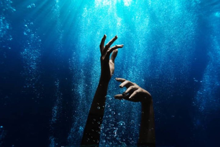 В Ташкенте сотрудники нацгвардии спасли девушку, тонувшую в канале Бурджар