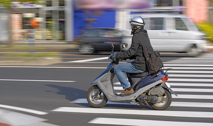 В Узбекистане ужесточили правила для водителей мопедов и скутеров