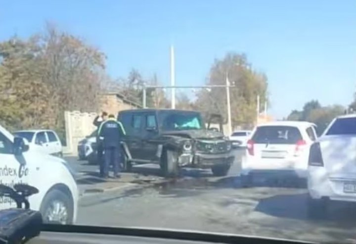 «Гелик» и «Скорая» столкнулись возле старого ТашМИ