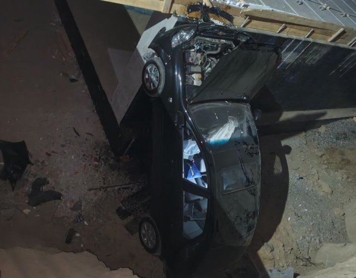 В Янгиюле водитель «Lacetti» заехал в строящийся подземный переход