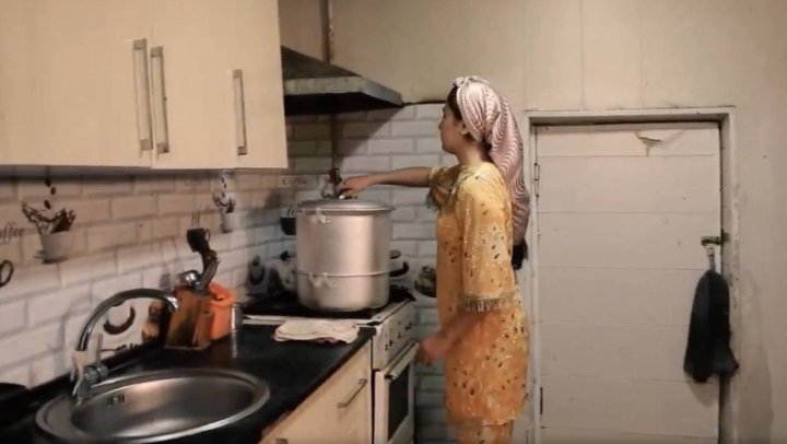 В Узбекистане келинка убила свекровь с мужем и приготовила манты