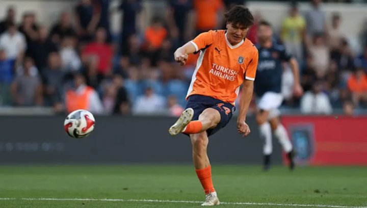 Узбекский нападающий Элдор Шомуродов забил гол в ворота звездного «Галатасарая»