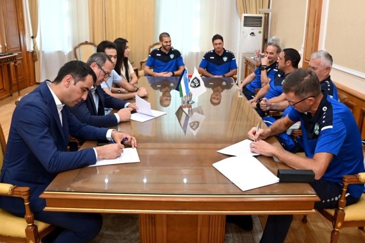 Узбекистан не согласен: Помощники экс-тренера сборной Узбекистана требуют баснословные деньги