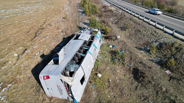 В России автобус с рабочими из Узбекистана, Таджикистана и Турции попал в страшное ДТП, есть жертвы