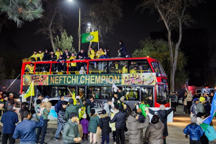 Футболисты узбекского клуба получили огромные деньги и автомобили за чемпионство