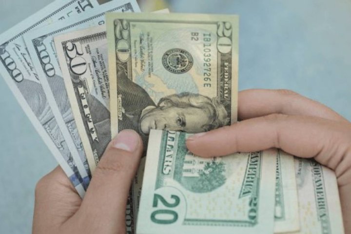 В Узбекистане продолжает падать курс доллара