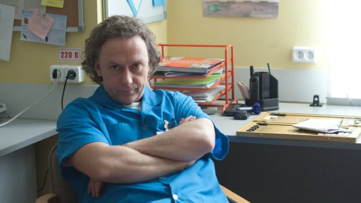 «Видели солнце пять раз в месяц»: Звезда «Интернов» рассказал об изматывающем графике и «кровососущем» проекте