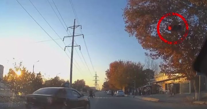 В Бухаре водитель автомобиля «Cobalt» решил напугать пешеходов и чуть не сбил их