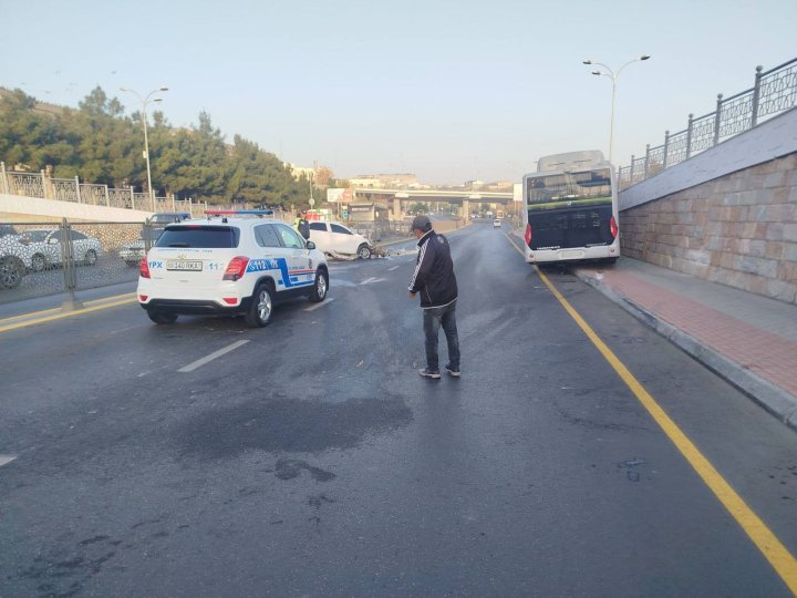 В Самарканде водитель легкового автомобиля заснул за рулём и столкнулся с автобусом