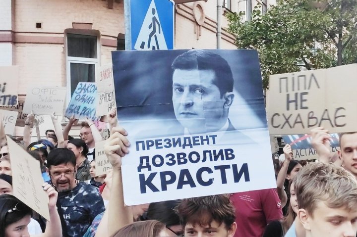 На Украине раскрыли крупные коррупционные схемы, возглавляемые соратниками Зеленского