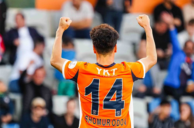 Узбекский нападающий Элдор Шомуродов забил гол на последней минуте и подарил победу «Башакшехиру»