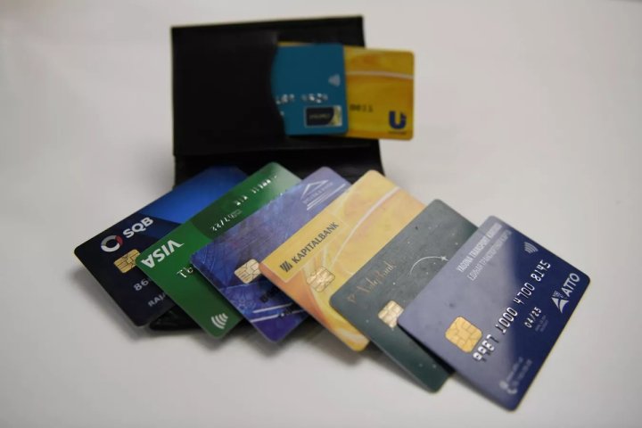 В Узбекистане разрешат открывать банковские карты с 14 лет