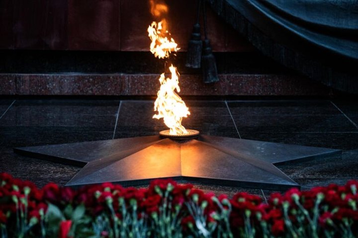 В России узбекистанец прикурил сигарету от Вечного огня