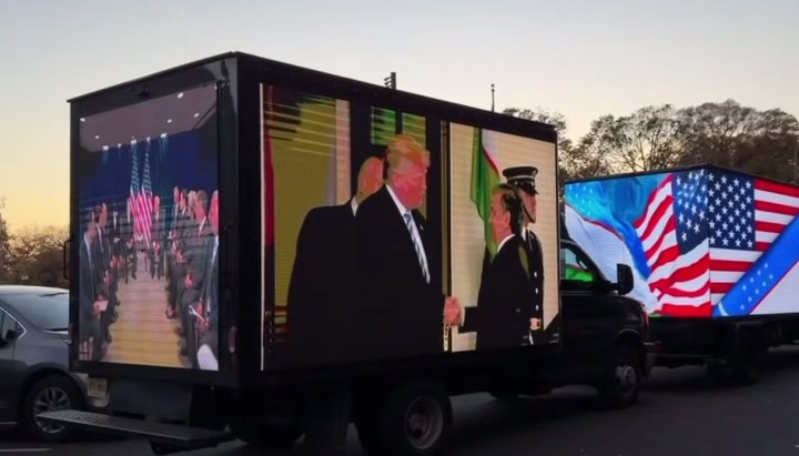 Встречу Шавката Мирзиёева и Дональда Трампа транслировали на рекламных грузовиках
