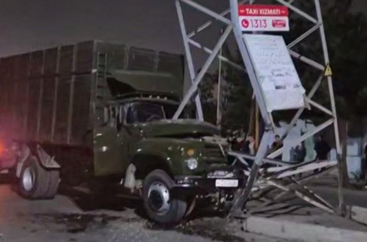 В Андижанской области водитель грузовика уснул за рулём и врезался в опору ЛЭП