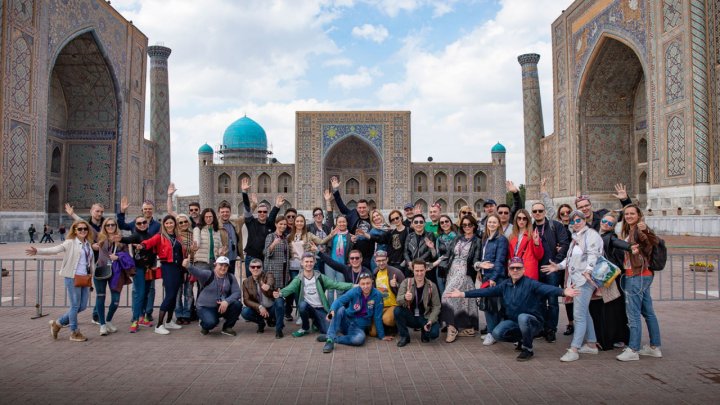 Какой средний возраст туриста в Узбекистане?