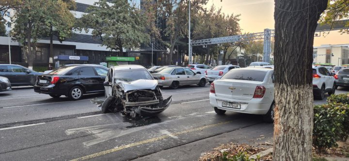 В Ташкенте водитель автомобиля «Spark» врезался в дерево