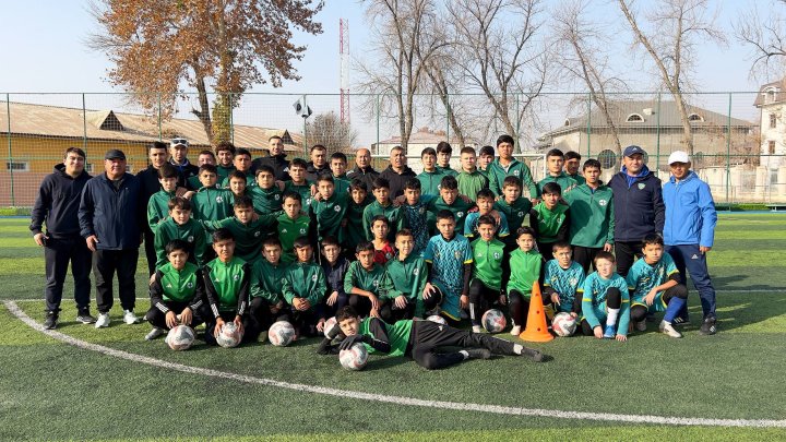 Звёзды узбекского футбола провели тренировку с юными футболистами
