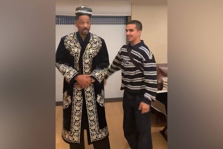 Уилл Смит примерил узбекский золотошвейный чапан и тюбетейку