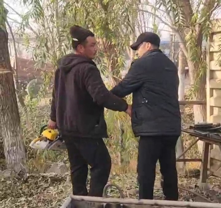 Чиновник применил физическую силу к экологу в Ферганской области