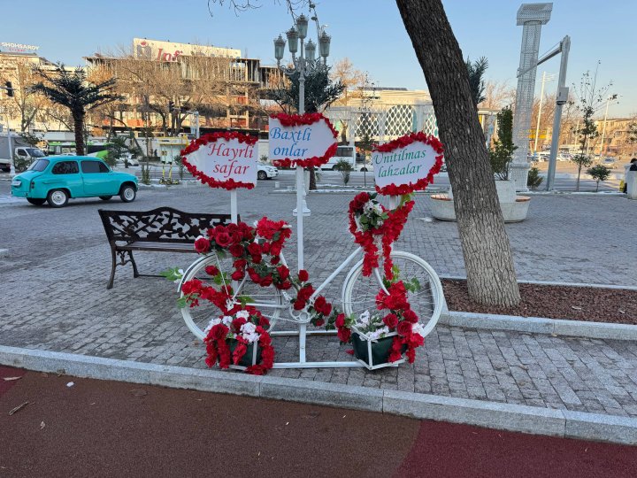 Венок?: Юнусабадцы обсуждают странную инсталляцию