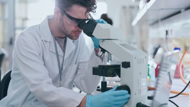 Лекарство от ВИЧ и бионические глаза - главные медицинские прорывы 2025 года