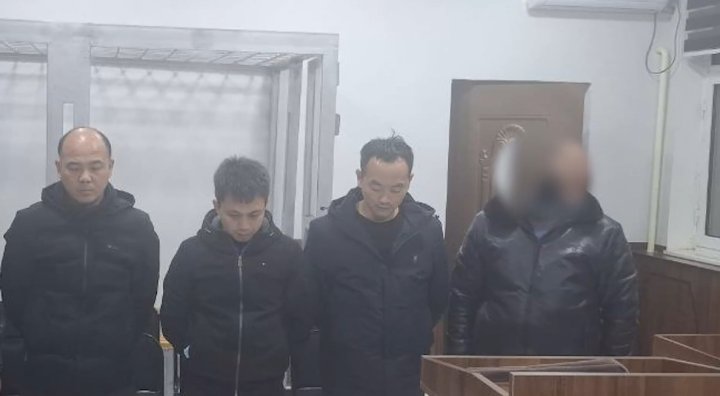 Наказаны иностранцы, которые прикуривали сигарету узбекскими сумами