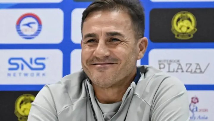 Главный тренер сборной Узбекистана покинул страну и отправился в США