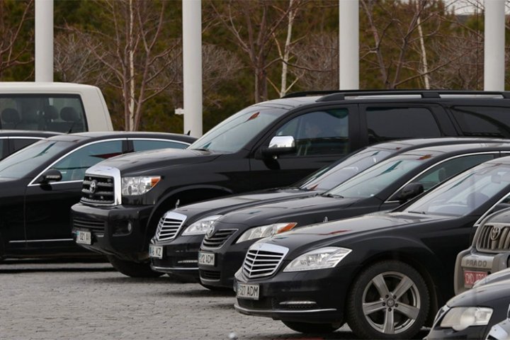 Узбекистан выставит на продажу машины чиновников