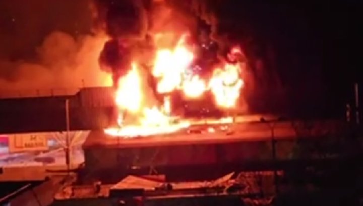 На рынке Авиасозлар в Ташкенте произошёл сильный пожар