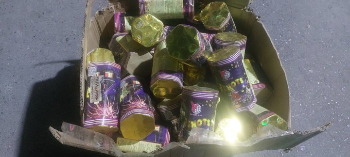 Крупную партию пиротехники перевозили в Фергане, спрятав в мусоровоз