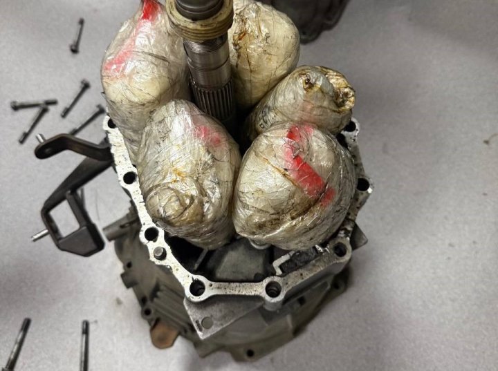 Житель Бухары привёз из России коробку передач от авто, набитую синтетическими наркотиками