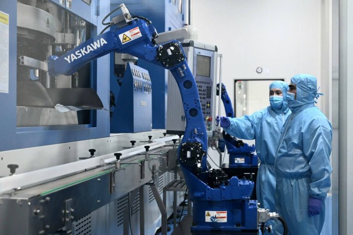 Президент ознакомился с расширением фармацевтического кластера в Сырдарьинской области