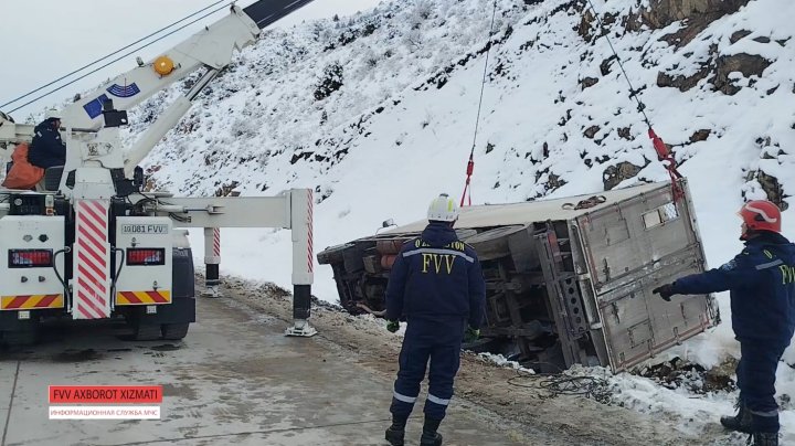 На перевале «Камчик» грузовик опрокинулся в кювет