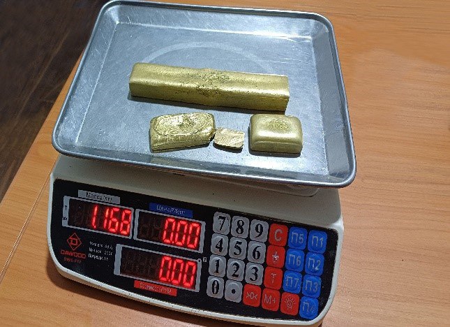 Двое граждан незаконно ввезли в Узбекистан золотые слитки на 1 млрд сумов