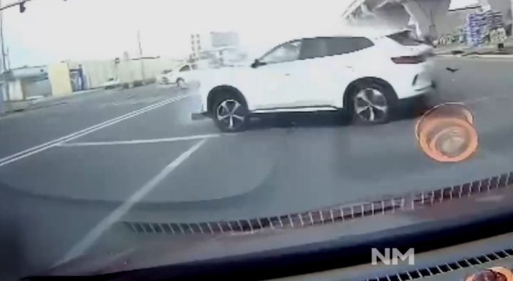 В Ташкенте после ДТП водитель автомобиля BYD попытался уехать на трёх колёсах